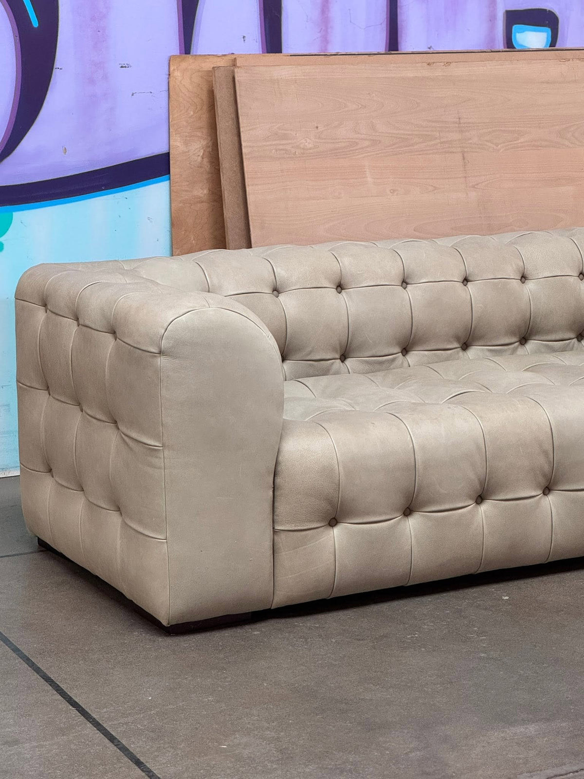 HD BUTTERCUP TUFTED LEATHER SOFA