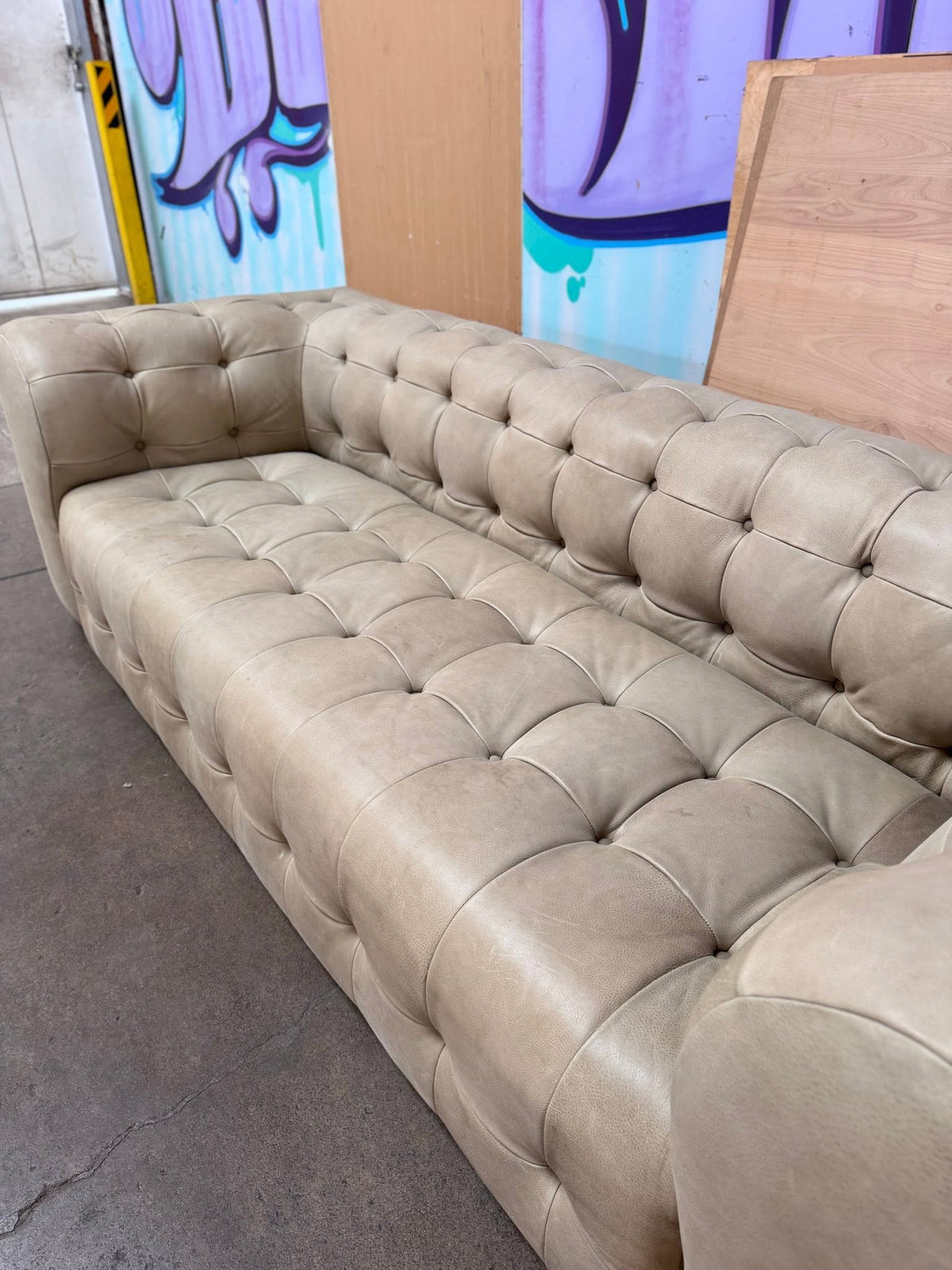 HD BUTTERCUP TUFTED LEATHER SOFA