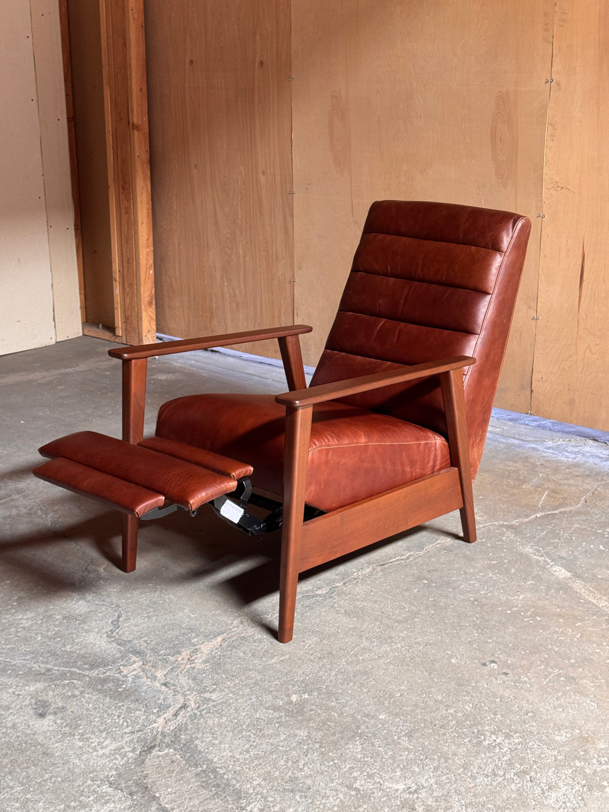 ELLOW RECLINING LOUNGE CHAIR