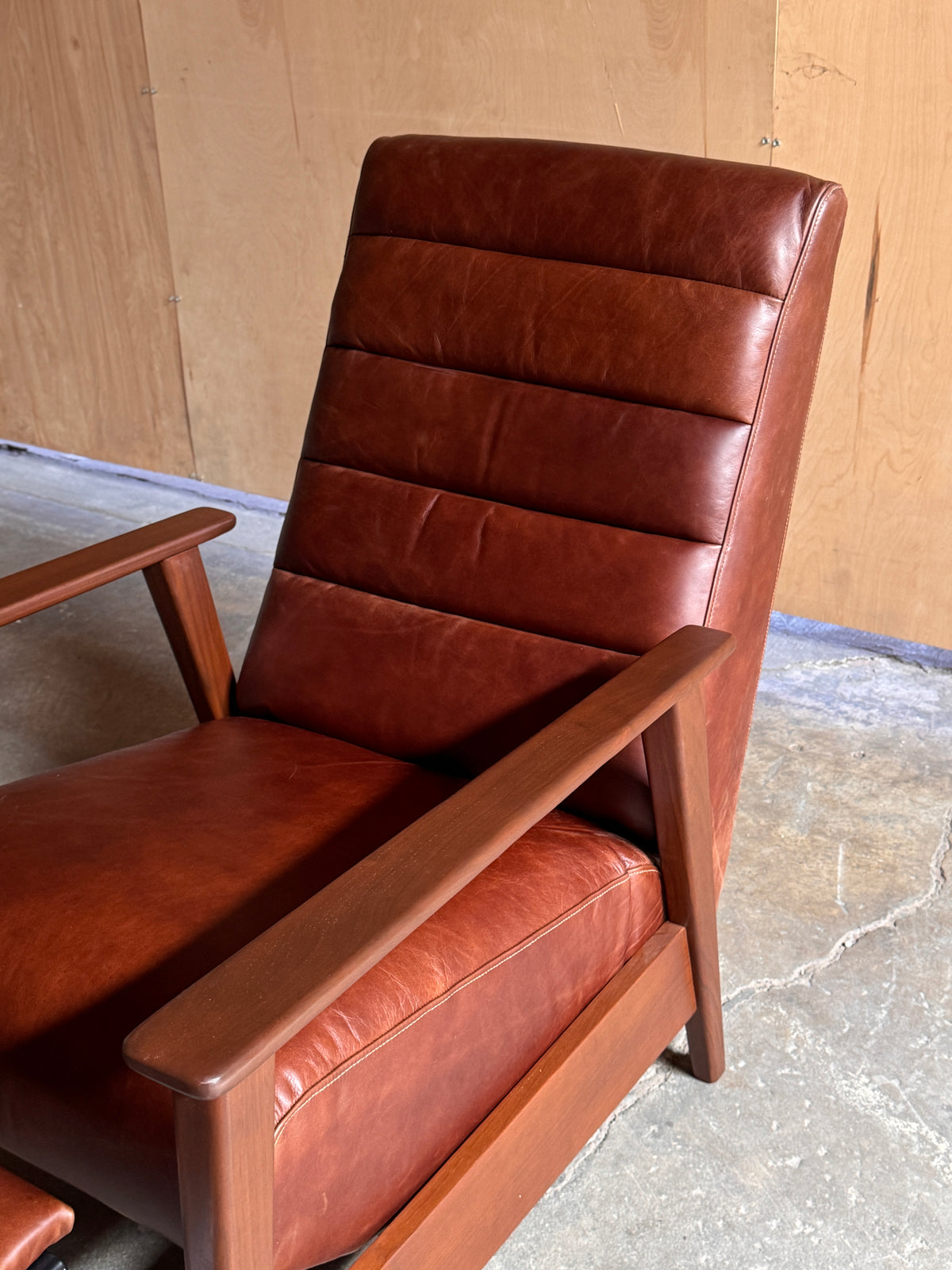 ELLOW RECLINING LOUNGE CHAIR