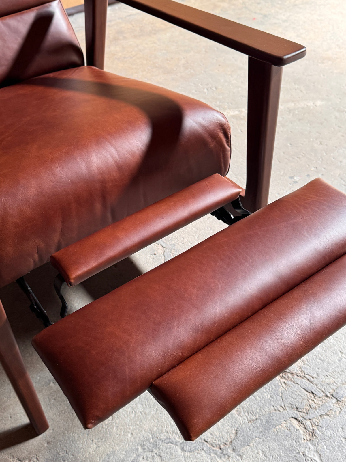 ELLOW RECLINING LOUNGE CHAIR